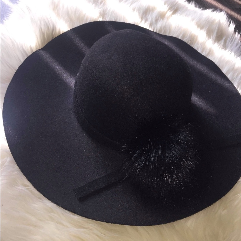 Black Pamela fury pom pom